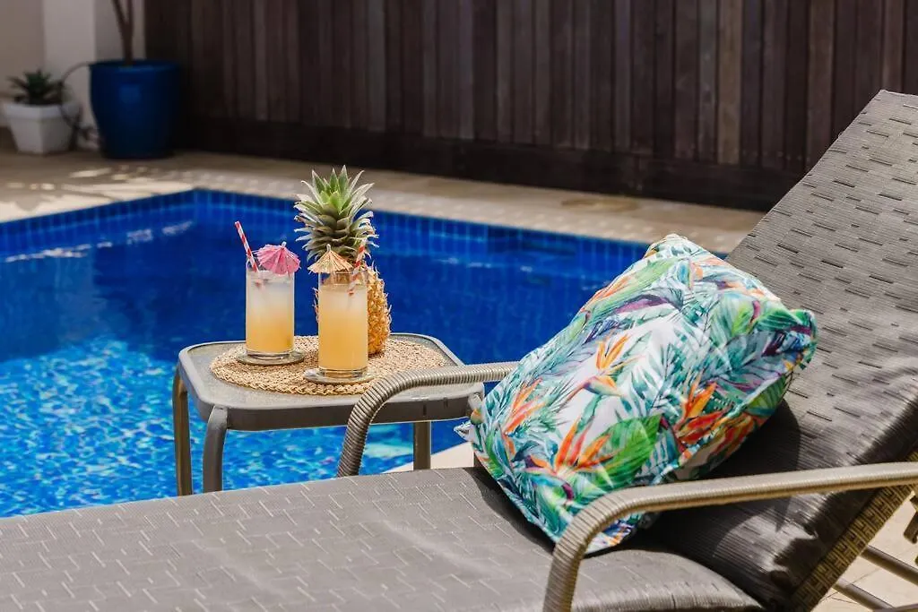 Tropical 2 Bedroom 2 Bath Villa With Private Pool Palm Cove 0*,  Austrálie